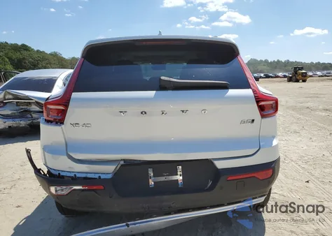 2025 Volvo Xc40 Plus z USA, uszkodzony, nr VIN YV4L12UE1S2499343